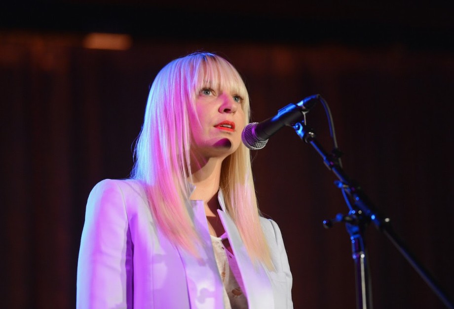 Sia também é cantora e foi convidada para fazer parte da trilha sonora de Jogos  Vorazes: Em Chamas - Purebreak
